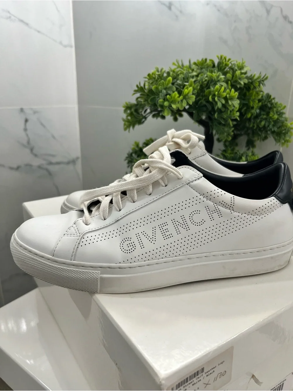 Givenchy sneakers lace closure